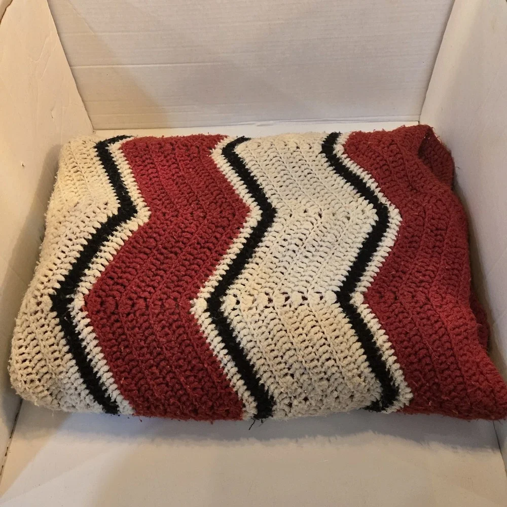 Vintage Crochet Afghan Blanket Zig Zag Chevron 1970s‎ Red/Black/White 75.5